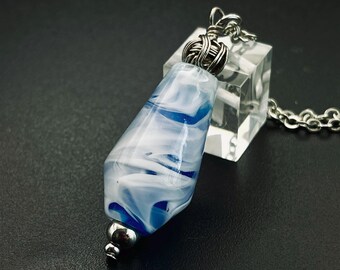 Pendentif verre bleu blanc, collier lampwork fait main, chaîne acier inoxydable, bijou artisanal unique, inspiration océan