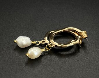 Créoles avec perles d’eau douce, boucles dorées modernes, perles naturelles, bijou de mariée, cadeau élégant pour femme