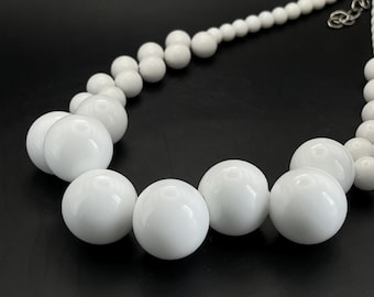 Collier blanc à grosses perles en verre soufflé, collier statement fait main, collier minimaliste moderne, bijou léger pour femme