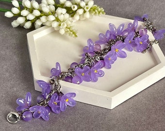 Bracelet lilas en verre travaillé au chalumeau fait main, bracelet unique floral romantique, bijoux fleurs lilas violets, bracelet lilas d'été