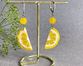 Boucles d'oreilles citron, boucles d'oreilles tranche de citron, bijoux pendants d'agrumes, bijoux rigolos, bijoux tranche de citron, boucles d'oreilles fruits, bijoux effet citron