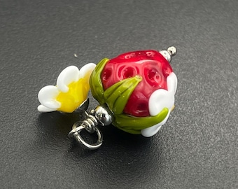 Collier Pendentif Médaillon Fruits Rouges En Résine Et Perles De Verre - Création Artisanale