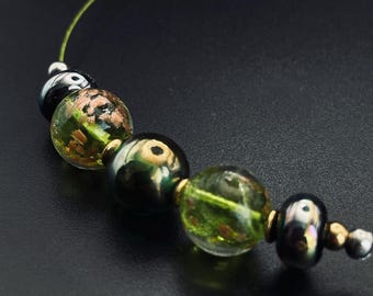 Collier vert en verre lampwork, bijou artisanal, perles en verre faites main, collier nature, idée cadeau femme