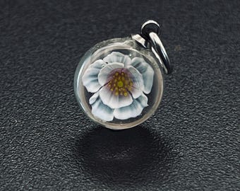 Pendentif fleur en verre filé au chalumeau, bijou artisanal en verre 10 à 12 mm, petite fleur blanche et rose, apprêts en acier