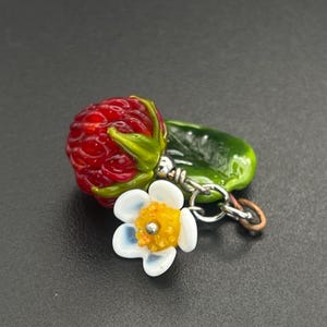 Framboos witte bloementuin ambachtelijke handgemaakte lampwork glazen hanger, bessen zomer hanger, voedselsieraden, valentijnsdagcadeau