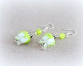 Hochzeitssuite Lampwork Blumeohrringe Brautjungfer Geschenk Ohrringe weiß und transparent Sterlingsilber Blume mit grünen Blütenblättern Schmuck