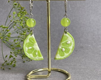 Boucles d'oreilles citron vert, boucles d'oreilles tranche de citron vert, bijoux pendants citron vert, bijoux amusants, bijoux tranche de citron vert, boucles d'oreilles fruits, bijoux Lime Statement