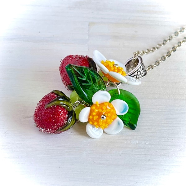 Fraise rouge et fleur blanche lampadaire en verre berry pendentif, collier de fruits de la nature, cadeau de Noël pour femme et fille