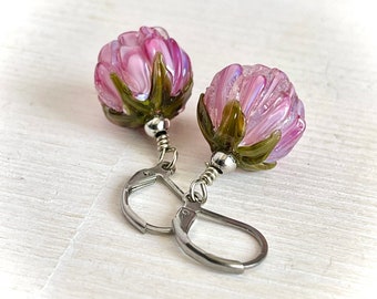 Boucles d'oreilles fleurs roses en verre filé au chalumeau