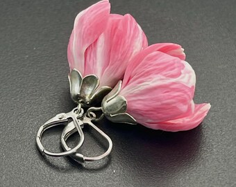 Rosa weiße Knospe Tulpen Blumenohrringe, rosa weiße Ohrringe, Boho boho Ohrringe, baumelt Blumenohrringe, einzigartiges romantisches Geschenk für sie