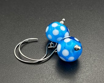 Boucles d’oreilles bleues à pois, perles en verre filé au chalumeau, crochets acier inoxydable, bijoux artisanaux colorés
