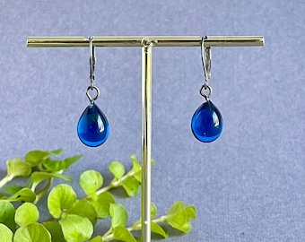 Orecchini pendenti in vetro blu scuro, perle di vetro lavorato a lume