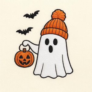 Puede incluir: Diseño bordado de Halloween con un fantasma blanco con gorro naranja y pompón, sosteniendo una linterna de calabaza naranja. Dos murciélagos negros vuelan arriba. El diseño está sobre un fondo crema.