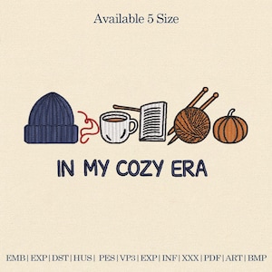Puede incluir: Un diseño bordado con un gorro azul marino, hilo rojo, una taza de café, un libro abierto, una madeja de lana con agujas de tejer y una calabaza. El texto "IN MY COZY ERA" está debajo. El texto "Available 5 Size" está arriba.