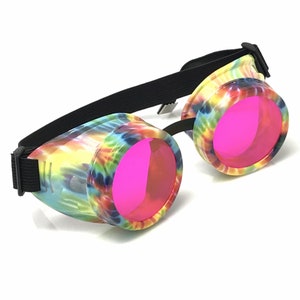Op de afbeelding: Tie-dye gepatroneerde bril met roze glazen en een verstelbare zwarte band.