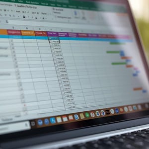 Modèle de liste de tâches Excel | Gestionnaire des tâches de feuille de calcul | Agenda Microsoft Excel | Suivi automatique des priorités | Téléchargement instantané XLSX