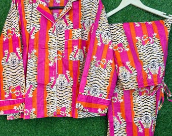 Conjunto de dos piezas de algodón con estampado de tigre hecho a mano, en vibrantes tonos rosa y naranja, ideal para estar en casa o dormir.
