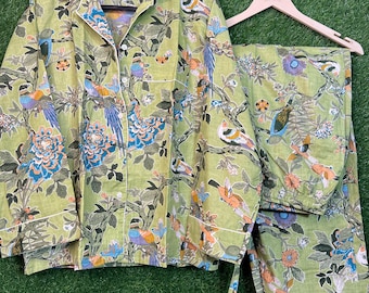 Conjunto de pijama de mujer con estampado de pájaros verdes, camisa floral y shorts, conjunto veraniego a juego.