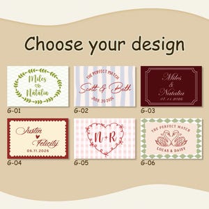 Op de afbeelding: Een selectie van zes trouwkaartontwerpen. Elk ontwerp bevat namen en data, met decoratieve elementen zoals harten, bloemenkransen en een ruitpatroon. De tekst "Choose your design" staat bovenaan.