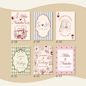 Op de afbeelding: Een verzameling van zes kaarten met een huwelijksthema met verschillende ontwerpen. De kaarten bevatten illustraties van wijnglazen, koppels en decoratieve elementen. Elke kaart bevat namen en data, met een uniek ontwerp.