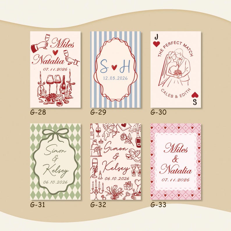Op de afbeelding: Een verzameling van zes kaarten met een huwelijksthema met verschillende ontwerpen. De kaarten bevatten illustraties van wijnglazen, koppels en decoratieve elementen. Elke kaart bevat namen en data, met een uniek ontwerp.