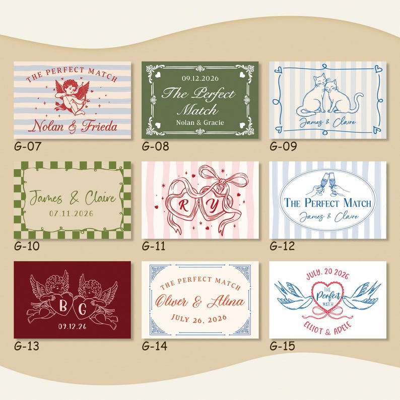 Op de afbeelding: Een verzameling kaarten met een huwelijksthema met verschillende ontwerpen. Sommige kaarten bevatten tekst zoals "The Perfect Match" en namen, terwijl andere illustraties van cherubs, katten en harten tonen. Het kleurenpalet omvat blauw, rood en groen.