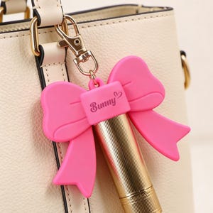 Portachiavi personalizzato con lucidalabbra e nome, porta balsamo per labbra con fiocco, portachiavi personalizzato per donna, grazioso regalo per damigella d'onore di compleanno