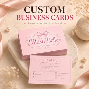 Könnte beinhalten: Ein Stapel rechteckiger hellrosa Visitenkarten mit einer Schleifengrafik und dem Text Blush Belle Beauty Confidence You, neben einer passenden Dankeskarte mit Social-Media-Symbolen und dem Text Thank you for your order.