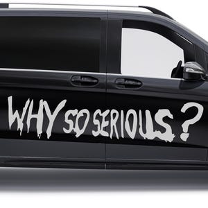 Könnte beinhalten: Ein schwarzer Van mit einem großen weißen Vinyl-Aufkleber an der Seitentür. Der Aufkleber zeigt den Text WHY SO SERIOUS? in einer gezackten, tropfenden Schriftart. Der Schriftzug ist horizontal im unteren Bereich der Fahrzeugtür angebracht.