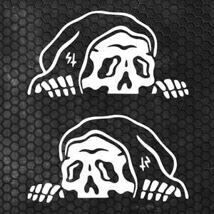 Puede incluir: Dos gráficos de calaveras blancas con un diseño de capucha, cada uno con una cara y manos de calavera estilizadas. El fondo es una superficie negra texturizada con un patrón de panal. Cada calavera tiene un pequeño símbolo en la capucha.