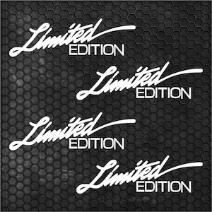 Könnte beinhalten: Vier weiße "Limited Edition" Aufkleber werden vor einem dunklen, strukturierten Hintergrund angezeigt. Der Text ist in einer Schreibschrift, mit dem Wort "Limited" über "Edition". Der Hintergrund hat ein Wabenmuster.
