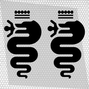 Könnte beinhalten: Zwei stilisierte schwarze Embleme mit einem schlangenartigen Wesen mit Krone. Die Embleme befinden sich auf einem hellgrauen Hintergrund mit einem Wabenmuster. Das Design ist symmetrisch.