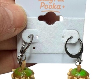 Halloween oorbellen met karamelappels, miniatuur sieraden in de vorm van etenswaren, groene oorbellen met snoepappels, herfstoorringen, schattige kawaii sieraden, herfstcadeau