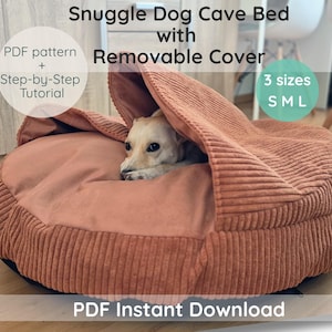 Può includere: Una cuccia a grotta per cani in velluto a coste color ruggine con fodera rimovibile, con un piccolo cane che riposa all'interno. Il testo recita: Snuggle Dog Cave Bed with Removable Cover, PDF pattern + Step-by-Step Tutorial, 3 sizes S M L, PDF Instant Download.