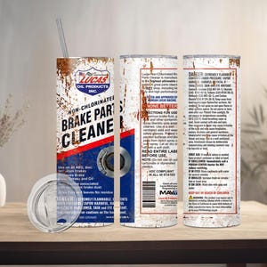 Peut inclure: Un gobelet en acier inoxydable avec un design vieilli, le logo Lucas Oil Products Inc. et l'inscription "Non-Chlorinated Brake Parts Cleaner". Le gobelet comprend un couvercle transparent et une paille.