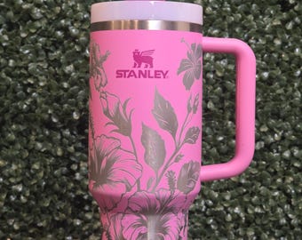 Kubek Stanleya z motywem hibiskusa 40 uncji | ORYGINALNY | Różowy, grawerowany laserowo Quencher