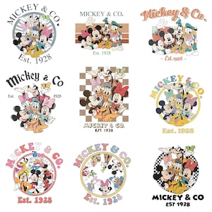 Puede incluir: Nueve diseños diferentes con Mickey Mouse y sus amigos, incluyendo Mickey, Minnie, Donald Duck y Goofy. Cada diseño incluye el texto "Mickey & Co. Est. 1928" en varias fuentes y colores, con una estética vintage.