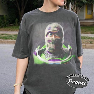 Retro Buzz Lightjahre Gangster Shirt, Toy Story Bootleg Grafik T-Shirt, Disney Toy Story Meme Shirt, Disney passendes Trip Shirt Bild 3