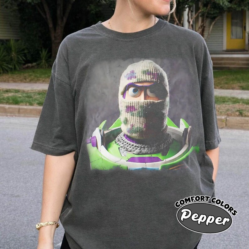 Retro Buzz Lightjahre Gangster Shirt, Toy Story Bootleg Grafik T-Shirt, Disney Toy Story Meme Shirt, Disney passendes Trip Shirt Bild 3