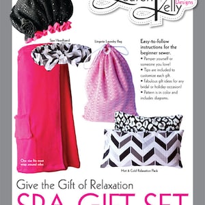 Può includere: Un set regalo spa con una vestaglia rosa, una fascia per capelli bianco e nero, un cappello per la doccia nero, una borsa per la biancheria intima rosa e un pacchetto di relax caldo e freddo con un motivo a chevron bianco e nero. Il set è intitolato "Give the Gift of Relaxation SPA GIFT SET".