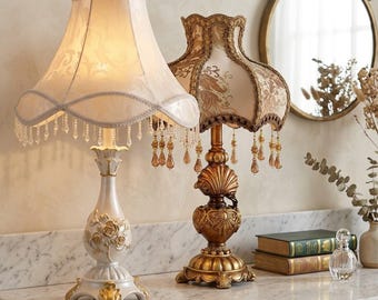 Lámpara de mesa victoriana vintage con pantalla de damasco con flecos de cuentas, base ornamentada en oro blanco y rosa, romántica, para mesita de noche o escritorio, decoración retro.