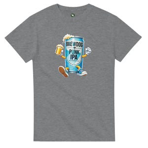 Könnte beinhalten: Graues T-Shirt mit einer Cartoon-Illustration einer BrewDog Punk IPA-Bierdosen. Die Dose hat Arme, Beine und einen Bierkrug. Die Dose ist hellblau mit weißem Text und einem schaumigen Deckel. Der Cartoon trägt blaue Turnschuhe und hält einen Bierkrug.