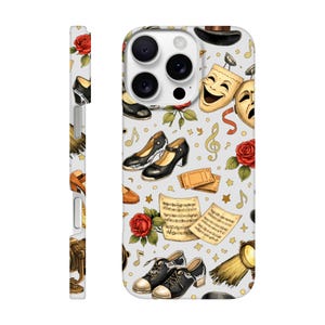 Può includere: Una custodia per telefono bianca con un motivo ripetuto di illustrazioni a tema teatrale. Il design include note musicali, scarpe, maschere teatrali, rose e spartiti. La custodia ha anche una vista laterale che mostra un motivo ripetuto di scarpe e un microfono vintage.