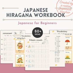 Può includere: Un quaderno di esercizi di Hiragana giapponese per principianti. La copertina presenta il titolo in grandi lettere in grassetto, con il testo "Japanese for Beginners" sotto. All'interno, ci sono esempi di vocabolario, consonanti e vocali, con illustrazioni e aree di pratica di scrittura.