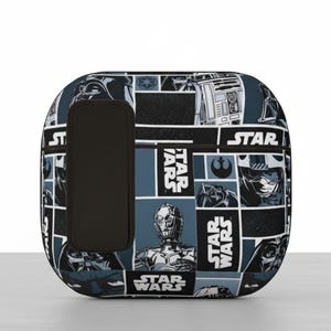 以下が含まれることがあります： スターウォーズのコミックデザインが施された黒と青のケース。ケースは長方形で黒いハンドルが付いており、スターウォーズのキャラクターとスターウォーズのロゴの画像で覆われています。