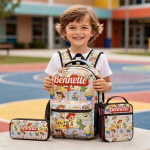 Op de afbeelding: Een rugzak, een lunchtas en een etui met een kleurrijk ruitpatroon van Toy Story-figuren. Elk item is gepersonaliseerd met de naam Bennette in een rood scriptlettertype. De set bevat een rugzak, een rechthoekige lunchtas en een klein etui, allemaal passend in ontwerp en kleur.