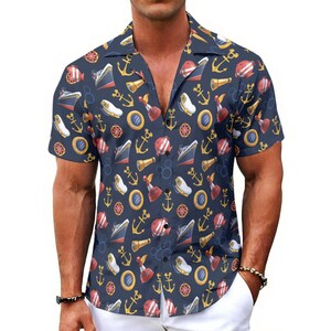 Op de afbeelding: Marineblauw shirt met korte mouwen en een nautisch patroon. Het ontwerp bevat ankers, schepen, patrijspoorten en andere maritieme elementen in rood, wit en goud. Het shirt heeft een klassieke kraag en een relaxte pasvorm.