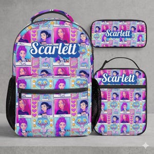 Puede incluir: Un conjunto de mochila, estuche y bolsa de almuerzo con un patrón repetitivo de personajes de dibujos animados y el nombre Scarlett en letra azul. Cada artículo tiene cremalleras negras y la mochila incluye bolsillos laterales de malla.