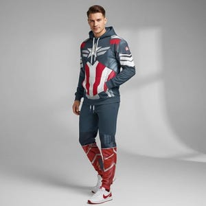 Op de afbeelding: Een marineblauwe hoodie en bijpassende joggingbroek set met een Captain America design. De hoodie heeft een witte ster en rood-witte strepen. De outfit bevat rood-witte laarzen en witte sneakers.