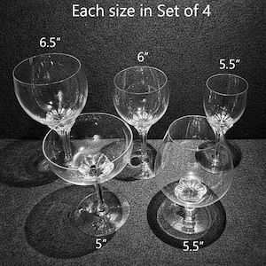 Puede incluir: Un conjunto de cuatro copas transparentes con bases de diseño floral. El texto "Each size in Set of 4" es visible, junto con etiquetas que indican alturas de 16,5 cm, 15,2 cm, 14 cm y 12,7 cm para los distintos estilos de copas.